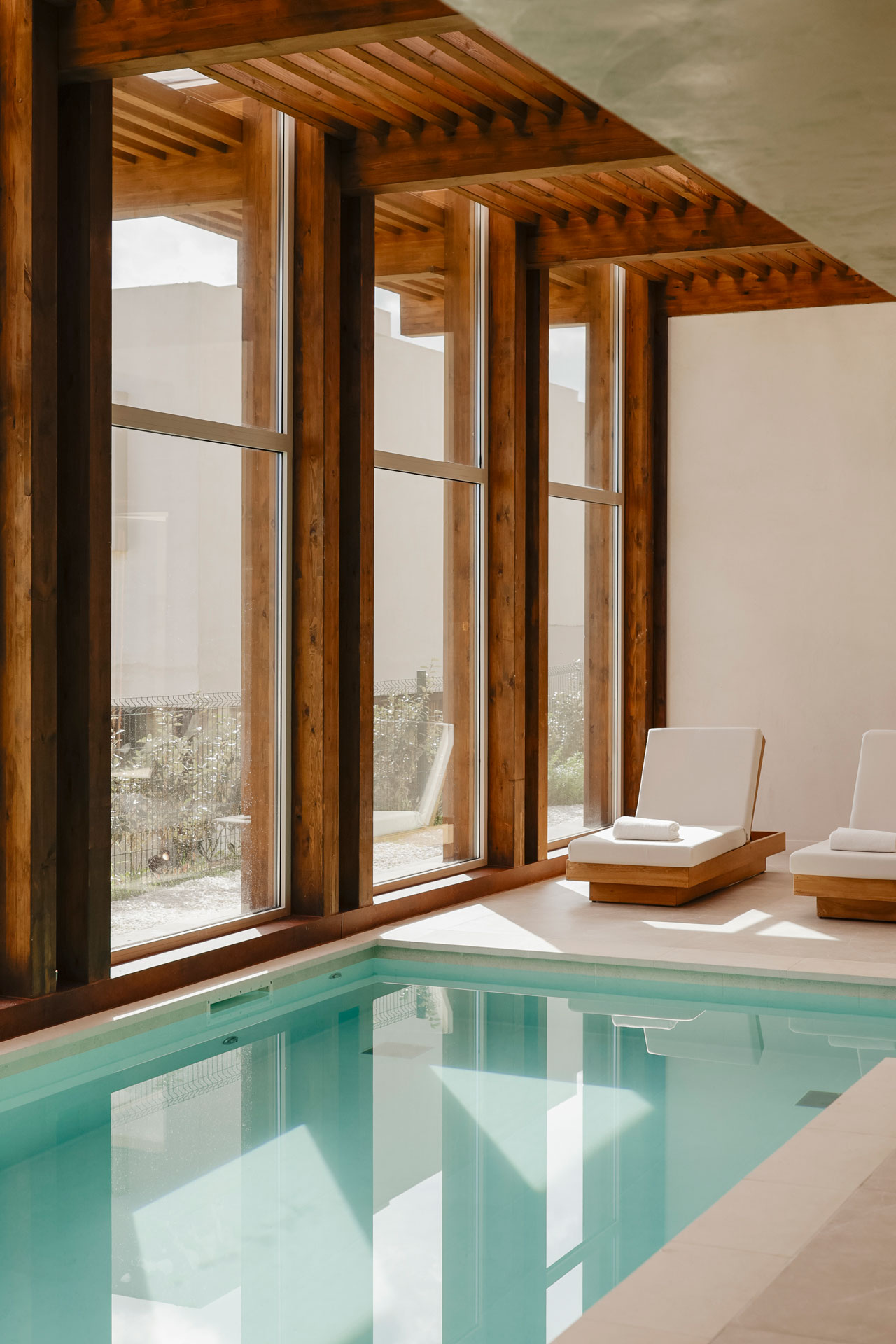 Piscina interior con carpintería de madera