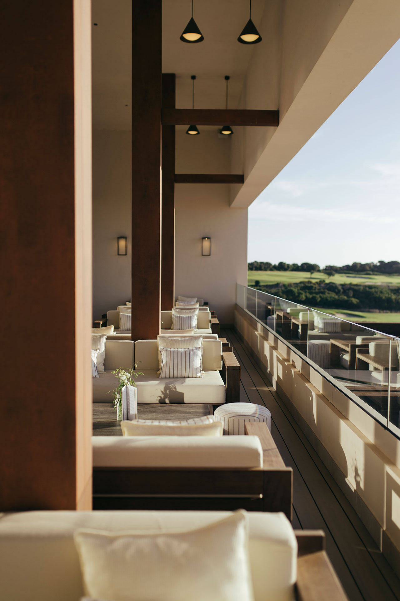 Terraza lounge con vistas al campo de golf